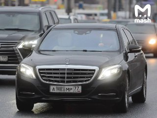 Валерий Сюткин отказался сдавать блатные номера "АМР" с Mercedes — солист "Браво" не готов лишаться привилегий на дорогах, несмотря на массовое изъятие красивых букв. По данным Mash, изначально заветная аббревиатура числилась за рабочей "Волгой" Центрально