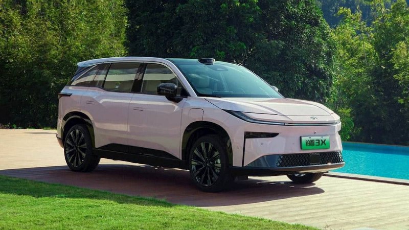 Toyota выпустила самый бюджетный электромобиль — bZ3x. В базовой версии — электромотор на 204 л.с., 