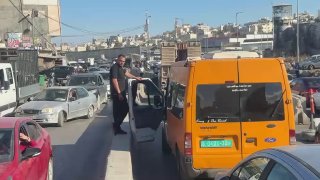 حاجز قلنديا يشهد اختناقات مرورية بعد تشديدات الاحتلال