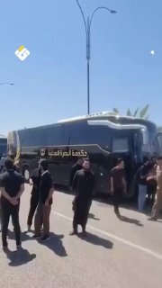 🎥מאות אוטובוסים כבר עברו ממחוז בצרה שבדרום עיראק לנג'ף אשרף כדי להסיע את המשתתפים בטקס הקבורה המפואר של מר…