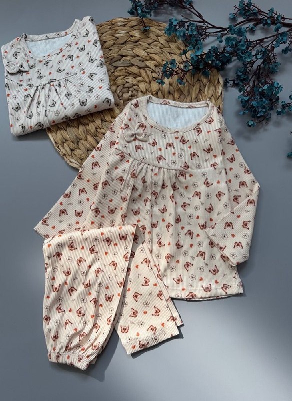 پخش بچگانه نی نی ناز👫: 👚👖نام کالا: بلوز شلوار دخترانه 🔍🧵جنس پارچه: کشباف 🔢 سایزبندی: ۳۵/۴۰/۴۵ 💰قیمت استثنایی: ۳۳۰۴۰۰ تومان💻کدکالا:۱۴۹۴۶