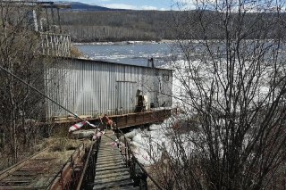 Город Бодайбо в Иркутсткой области остался без водоснабжения: из-за ледохода на реке Витим водозаборная станция «Роса» сместилась на берег, затем уровень воды в реке резко снизился и водоснабжение города полностью прекратилось, рассказал губернатор. О ситу