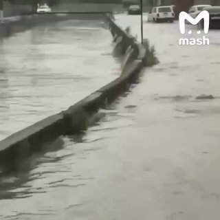 Один человек погиб, ещё двое пострадали из-за новой волны потопов в Чечне и Дагестане — до 16 населённых пунктов невозможно добраться после ливней, обрушившихся на регион. По данным Mash, в Дагестане осадками смыло четыре основные дороги, соединяющие горны