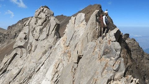 اخبار همدان: کوهنوردی که از سقوط در دندان اژدها جان سالم به در بُرد🔹️یک کوهنورد اهل استان همدان که در قالب یک تیم ۶ نفره برای صعود به
