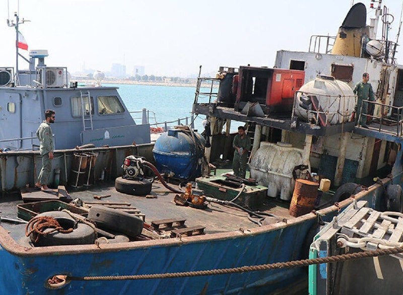 تجارت‌ نیوز: 🔻توقیف ۱۱ شناور حامل سوخت قاچاق در مینابدریابانی میناب: ▪️درپی توقیف ۱۱ شناور حامل سوخت قاچاق در مرزهای دریایی میناب، ۶ 