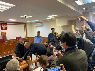 ❗️«Яблоко» сняли с выборов в парламент Свердловской области по иску ЛДПР. На заседании заслушали отрывок из песни «Пусть всегда будет солнце»Свердловский областной суд отменил регистрацию списка партии «Яблоко» на выборах в Заксобрание региона, пишет E1. И