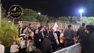 עימותים מחוץ לכלא 10: עשרות חרדים תומכי עריקים מתעמתים עם חיילים