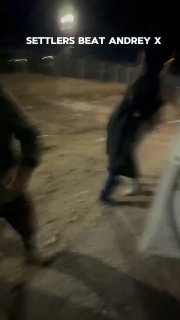 בסרטון ניתן לראות את הפעיל הרוסי אנדריי חרז'נובסקי מוכה ומאוים על ידי מחבלים פולשים בלתי חוקיים יהודים חמוש…