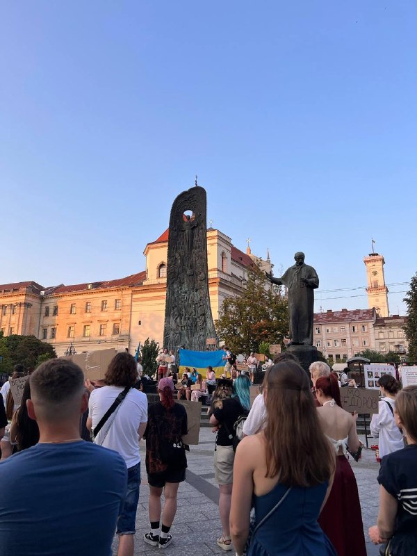18-й день поспіль люди збираються у містах на мітинги проти звільнення Михайла Федорова