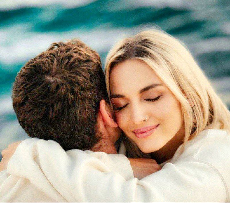 💕عشق زیبا💕: 🍃💞🍃گاهی بهانه ای دارم،برای دوست داشتنت برای لبخندهايت وقتی،صبح را به اشتياقتاز پشت پرده ی آسمان، به طلوع نگاهت می نشينم