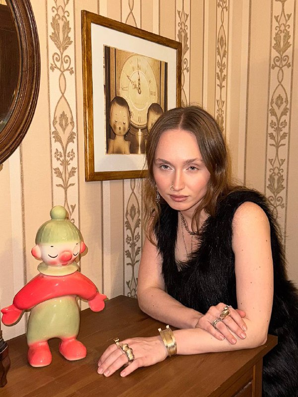 7 мая я посетила закрытое открытие выставки любимой художницы-керамистки POVEDAIII Если кратко  — я редко встречаю то, чем мне хочется обладать и за чем приходится охотиться. Ее керамика стала тем самым редким сокровищем. SORRY, SOLD OUT — второе имя этого бренда, по моему опыту.8 мая официально началась выставка, под названием «Мост между усталостью и надеждой». Всем любителям керамики и не только рекоменду к просмотру 🖤От организаторов выставки:— «Мост между усталостью и надеждой» — советские игрушки, куклы, застывшие в лиминальном пространстве шкафов и книжных полок, становятся проводниками в коллективное бессознательное. Пространство между усталостью от прошлого и надеждой на иное будущее выступает местом диалога. Художница не реставрирует историю, а осторожно прикасается к ней, позволяя зрителю самому решать: это — реликвии ушедшего мира или образы нового?Выставка предлагает не ностальгическое путешествие, а ритуал пересборки, где керамика выступает мостом — хрупким, но прочным, таким же противоречивым как сама память»7 мая я посетила закрытое открытие выставки любимой художницы-керамистки POVEDAIII Если кратко  — я редко встречаю то, чем мне хочется обладать и за чем приходится охотиться. Ее керамика стала тем самым редким сокровищем. SORRY, SOLD OUT — второе имя этого бренда, по моему опыту.8 мая официально началась выставка, под названием «Мост между усталостью и надеждой». Всем любителям керамики и не только рекоменду к просмотру 🖤От организаторов выставки:— «Мост между усталостью и надеждой» — советские игрушки, куклы, застывшие в лиминальном пространстве шкафов и книжных полок, становятся проводниками в коллективное бессознательное. Пространство между усталостью от прошлого и надеждой на иное будущее выступает местом диалога. Художница не реставрирует историю, а осторожно прикасается к ней, позволяя зрителю самому решать: это — реликвии ушедшего мира или образы нового?Выставка предлагает не ностальгическое путешествие, а ритуал пересборки, где керамика выступает мостом — хрупким, но прочным, таким же противоречивым как сама память»