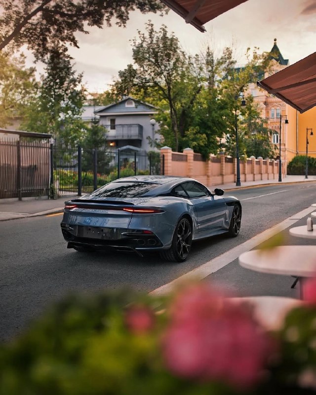 Aston Martin DBS Superleggera 6