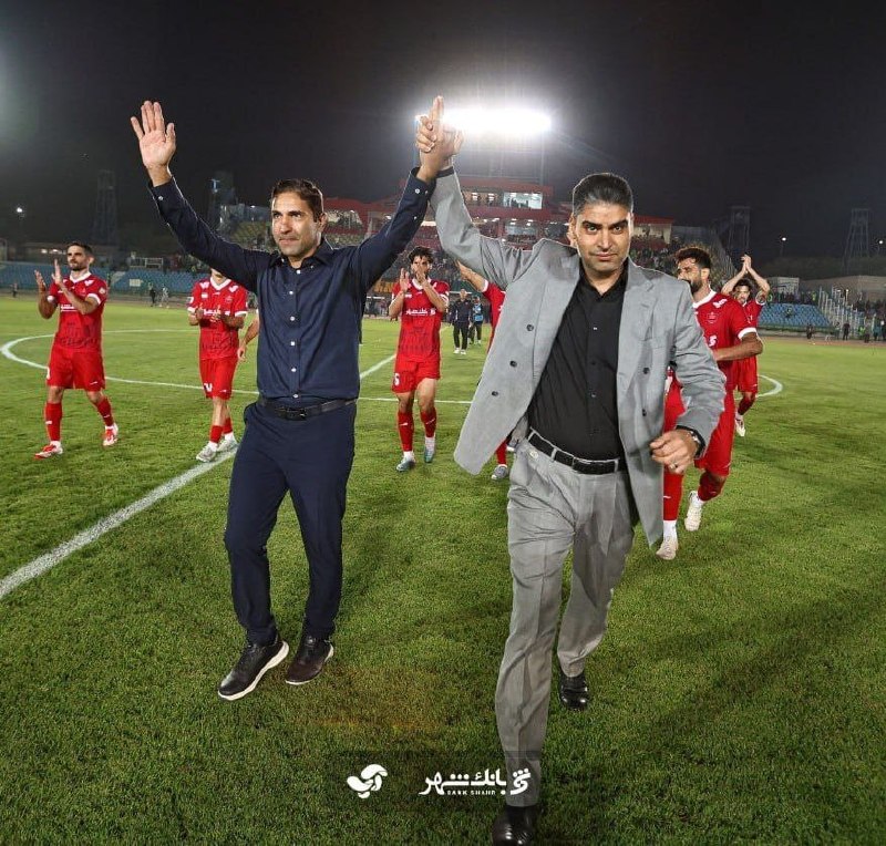 هواداران ارتش سرخ(پرسپولیس): هاشمیان جواب مدیرعامل پرسپولیس را دادوحید هاشمیان: «من در کنار تیم بایرن مونیخ هم حضور پیدا کردم؛ زمانی که پپ گواردیولا 