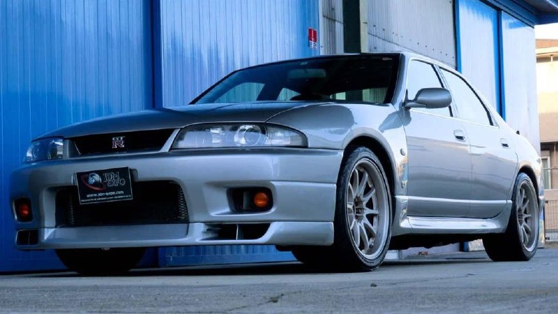 В Японии за 6 миллионов рублей продают редчайший седан Nissan Skyline GT-R R33.