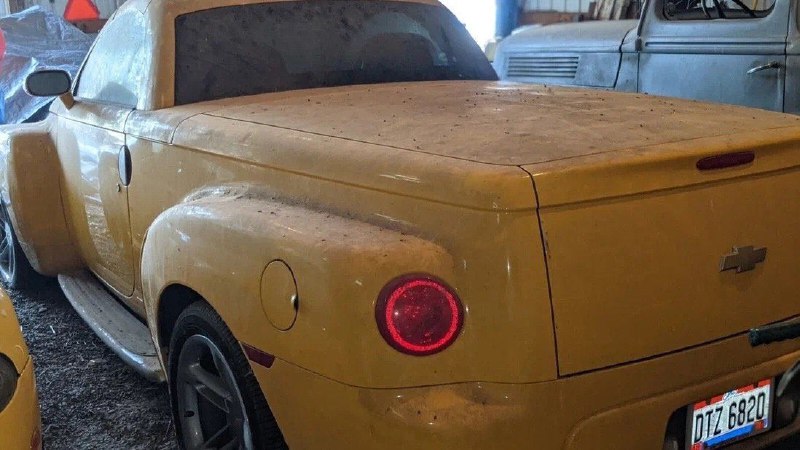 Chevrolet SSR простоял в сарае 18 лет 5