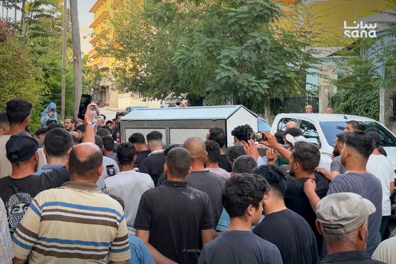 מהלווייתו של הצעיר, מוחמד ג'מירה, ועד למקום מנוחתו האחרון בעיר הולדתו העיר אל-חפה באזור הכפרי של לטקיה.