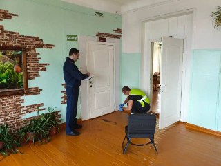 В школе Канска семиклассница попыталась напасть на учительницу с ножом и баллончиком. Пострадали семь человек  Семиклассница напала на учительницу физики в школе № 2 Канска Красноярского края. После инцидента медицинская помощь потребовалась пятерым детям…