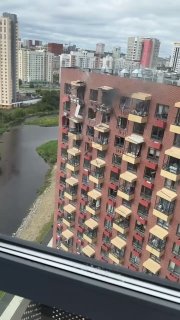 Четыре человека пострадали в результате попаданий беспилотников в три жилых дома в Екатеринбурге, сообщил губернатор:«Жители временно размещаются в школах. <...> Многоквартирные дома мы восстановим в кратчайшие сроки, как это было в прошлый раз. <
