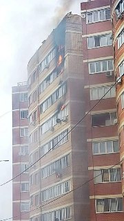 В Подмосковье беспилотники попали в жилые дома, сообщил губернатор. В Кубинке в результате попадания дрона в многоквартирный дом на Наро-Фоминском шоссе произошло возгорание на восьмом и девятом этажах, загорелся балкон на седьмом этаже. Из дома эвакуирова