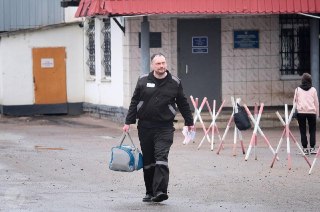 Россиянина, отбывшего срок за комментарий про взрыв в ФСБ, задержали в минском аэропорту при попытке улететь в АрмениюЖителя Калуги Ивана Любшина задержали в аэропорту Минска 1 мая. Он рассказал «ОВД-Инфо», что хотел вылететь в Армению, чтобы оттуда эмигри