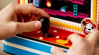 LEGO представила играбельную реплику аркадного автомата Donkey KongПосле сборки конструктора игрок сможет управлять Джампменом (так звали Марио до того, как он стал Марио) при помощи джойстика. Запускать бочки, которые нужно перепрыгивать, предстоит самост