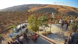 הרגע בו עצר הכיבוש את חאג' איברהים אל-ג'בור ובנו אנס לאחר שבתיהם נסערו במסאפר יטא, דרומית לחברון.