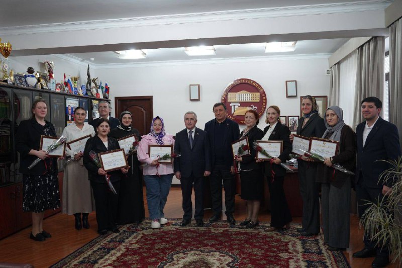 В ДГУ вручили награды лекторам  «Знания» фото