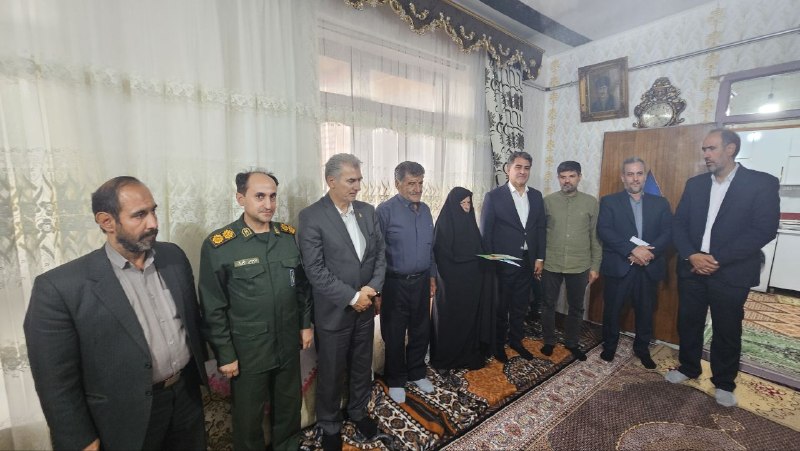 آذرباخیش: جمعی از مسئولان خوی با خانواده شهید مصطفی تیموری دیدار کردند🔹همزمان با سومین روز گرامیداشت هفته دولت، جمعی از مسئولان شه