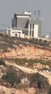 עם נוכחות צבא הכיבוש, נמשכת אורגיה בסביבת בתי התושבים ליד הכפר קסרה, דרומית מזרחית לשכם.
