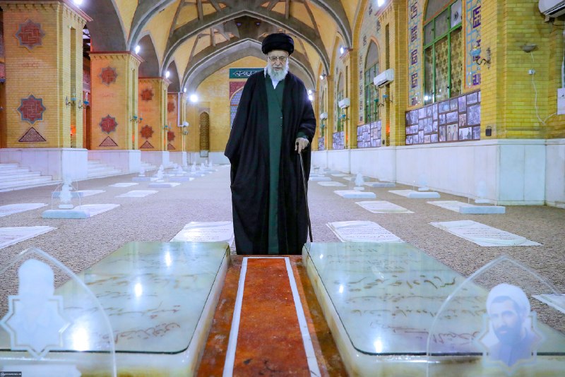 🌹لبیک یا خامنه ای🌹: 📸 #قاب_ماندگار از حضور و قرائت فاتحه رهبر شهید انقلاب بر مزار شهیدان رجایی و باهنر. ۱۴۰۲/۱۱/۱۱🗓 بازنشر به مناسبت سالگرد