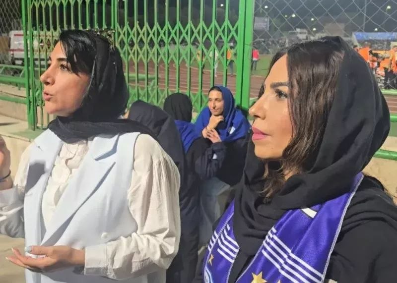 EsteghlalPage: مریم ایراندوست و شهناز یاری مربیان تیمهای فوتبال و فوتسال زنان استقلال دیروز تماشاگر بازی آبیها با سپاهان بودند و مورد