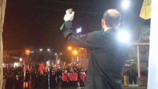 🎦 אבל תחת הגשם; התכנסויות לילה של אנשי כורדקוי בליל קבורת גופתו של מנהיג המהפכה שנהרג