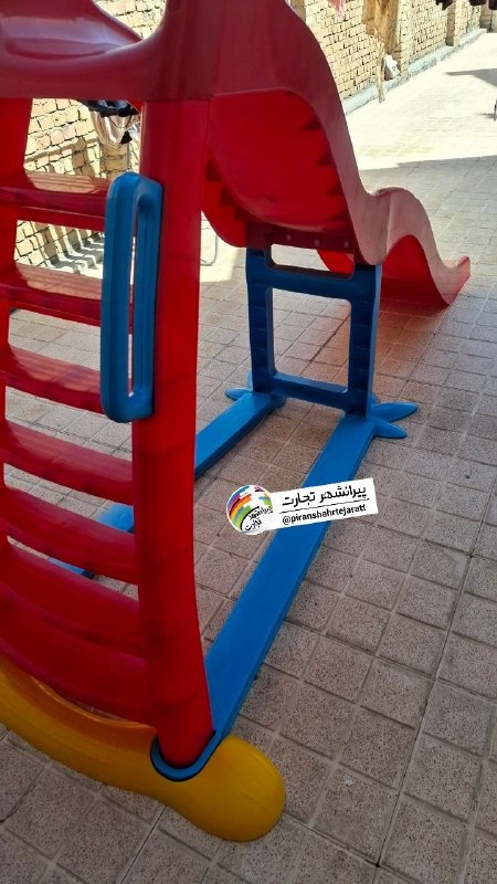 پیرانشهر تجارت: ❇️سرسرە هفت پلە▪️ درحد نو فقط یک پیچ دسته ابی پله ها شکسته که هیچ مشکلی برای بازی کردن نداره ▪️مناسب مهدکودک ، شهر بازی 