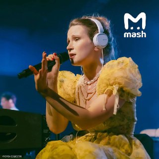 Иноагентку Монеточку не впустили в Австралию — местные власти решили, что она "российская политическая скандалистка" и может устроить проблемы во время своих концертов.По данным Mash, из-за этого отменились все мартовские выступления: 15 в Брисбене, 17 в С