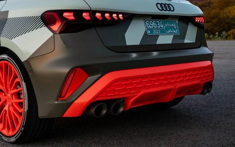 Audi прогревает публику офиц фото рестайла S3 7