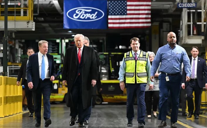 Трамп снял ограничения по выбросам для автопрома

...