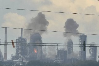 Губернатор Омской области Виталий Хоценко официально подтвердил атаку на Омский НПЗ.  «ПВО Минобороны России уничтожили большую часть, летевших беспилотников. По предварительной информации, погибших и пострадавших нет. На месте инцидента работают оперативн