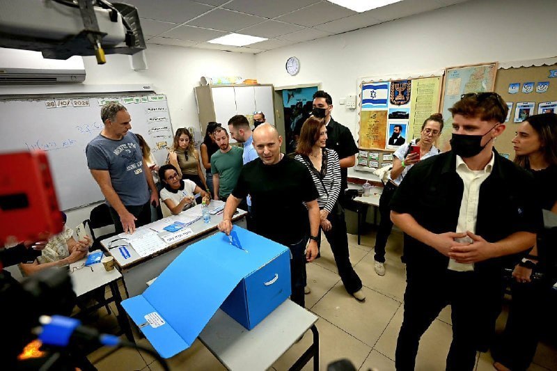 נפתלי בנט מצביע ברעננה עם רעייתו באומרו "נשיג כאן רפורמה גדולה והיסטורית"