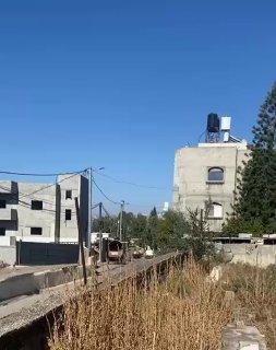 כוחות הכיבוש ממשיכים להסתער על העיירה ג'יוס בקלקיליה, סוגרים את כניסותיה ופושטים על מספר בתים.