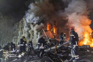 В Харькове как минимум четыре человека погибли в результате удара по жилому дому, разбор завалов продолжается — мэр