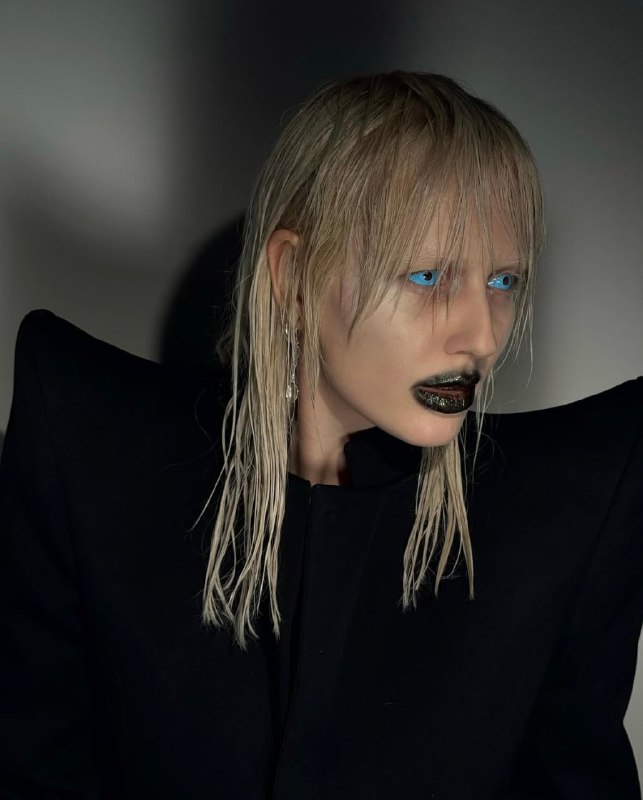 Гайз, как думаете, какие продукты для волос использовала в этих укладках?Напишите свой вариант в комментариях👇🏻Гайз, как думаете, какие продукты для волос использовала в этих укладках?Напишите свой вариант в комментариях👇🏻