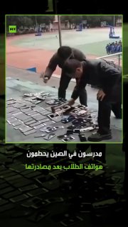בית ספר סיני מחרימה טלפונים של תלמידים ומשמידה אותם בהפגנת משמעת בתוך בית הספר. וידאו. (רוסיה היום)