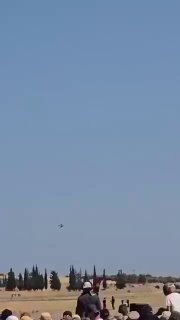 רגע: מטוס חיל האוויר היווני F-4 פנטום התרסק בתערוכת אוויר שנתית ליד אתונה