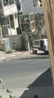 צבא הכיבוש סוגר את דלת "בניין אידריס" בשכונת אלסלימה בעיר חברון.