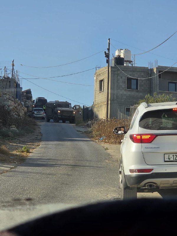 כוחות הכיבוש, מלווים ברכבי הריסה, מסתערים על העיירה נחלין שממערב לבית לחם כדי לבצע פעולות הריסה.