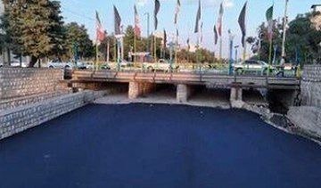 ایران نیوز: عجیب اما واقعی؛ رودخانهای که در الیگودرز آسفالت شد🔻 ماجرای آسفالت بخشی از بستر رودخانه درونشهری الیگودرز به یک پروژه