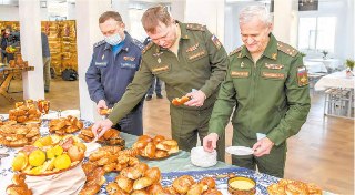 Главу продовольственного управления в Минобороны задержали по подозрению в особо крупном мошенничествеО задержании начальника продовольственного управления департамента ресурсного обеспечения Минобороны Виктора Таразевича сообщили источники РБК.В военном с