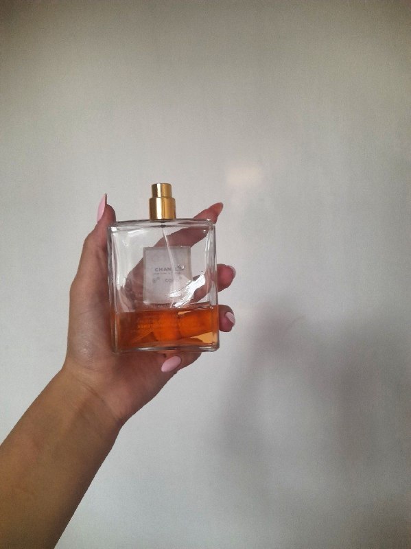 گل‌مَن‌گلی𓅦: این شیشه عطر من نیست که داره تموم میشه، شیشه عمرمه:) آخرین روزای خوش‌بو بودنمه. چون احتمالا دیگ نمت بخرمش.🤣