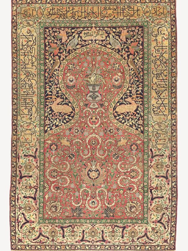 farsh_nevesht: سجاده کوم‌کاپیاین سجاده، بافته‌شده در منطقه کوم‌کاپی (Koum Kapi) استانبول، از چند منظر شایسته توجه است. نخست آن‌که الگوی