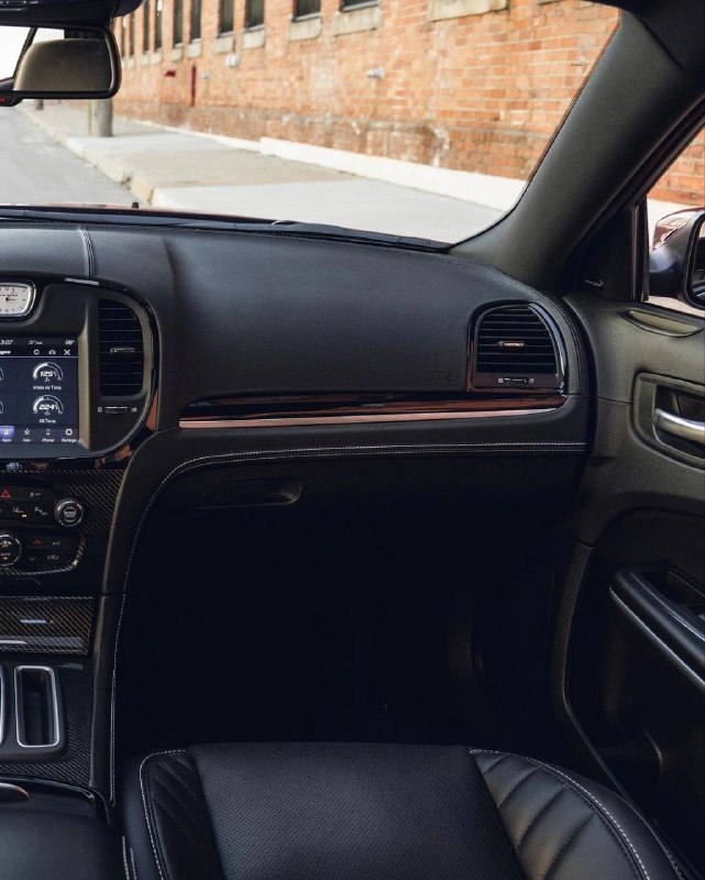 Прощаться всегда тяжело, но все же Chrysler 300C не собирается долго задерживаться в производстве, х 6